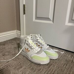 us women’s size 7 adidas sneakers